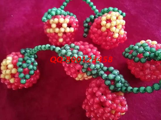 6月2日，簡(jiǎn)單好做、長(zhǎng)期穩(wěn)定，這個(gè)拿回家做的手工活材料一直郵寄到家。圖為勵(lì)志珠珠繡串珠純手工成品實(shí)拍