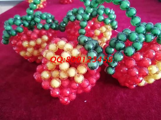 6月2日，簡(jiǎn)單好做、長(zhǎng)期穩(wěn)定，這個(gè)拿回家做的手工活材料一直郵寄到家。圖為勵(lì)志珠珠繡串珠純手工成品實(shí)拍