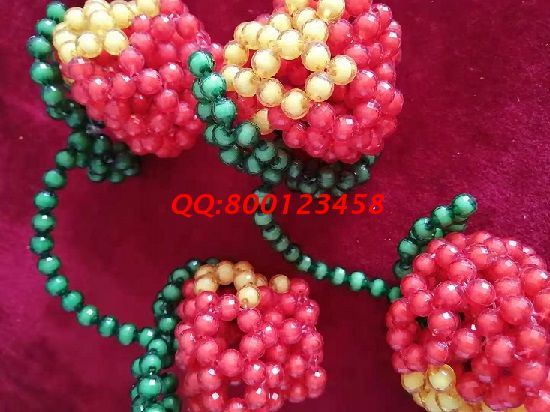 6月2日，簡(jiǎn)單好做、長(zhǎng)期穩(wěn)定，這個(gè)拿回家做的手工活材料一直郵寄到家。圖為勵(lì)志珠珠繡串珠純手工成品實(shí)拍