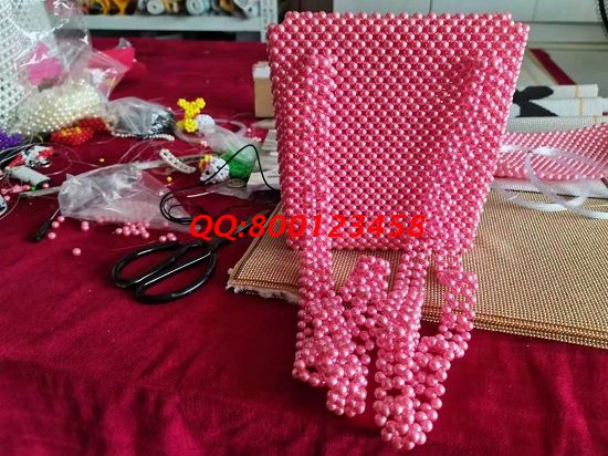 6月26日，靠譜的手工活加工項目，找可以寄到家做的手工活應(yīng)該知道這些，圖為勵志珠珠繡新款珠包成品實(shí)拍