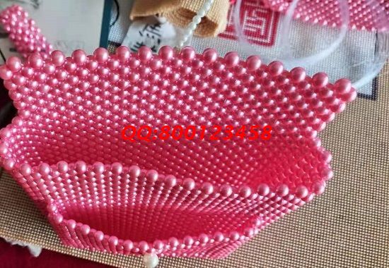 6月26日，靠譜的手工活加工項目，找可以寄到家做的手工活應(yīng)該知道這些，圖為勵志珠珠繡新款珠包成品實(shí)拍