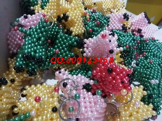 7月1日，傳承非遺傳統(tǒng)手工，勵志珠珠繡手工是正規(guī)拿回家做的手工活，常年有活兒，圖為加工人員寄回的珠繡串珠飾品實拍