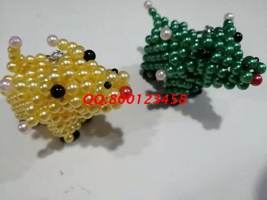 7月1日，傳承非遺傳統(tǒng)手工，勵志珠珠繡手工是正規(guī)拿回家做的手工活，常年有活兒，圖為加工人員寄回的珠繡串珠飾品實拍