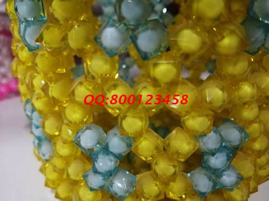 7月28日，選擇在家做的手工活，可以帶回家做的手工活，越來(lái)越多人來(lái)到這里，圖為珠繡串珠純手工成品實(shí)拍