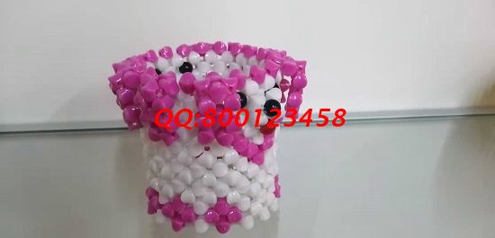 8月3日，想接正規(guī)廠家的手工活，可以帶回家做的手工活就選手工之家，圖為勵志珠珠繡串珠成品（一款筆筒）實拍