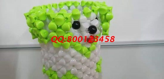 8月3日，想接正規(guī)廠家的手工活，可以帶回家做的手工活就選手工之家，圖為勵志珠珠繡串珠成品（一款筆筒）實拍