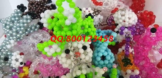 8月12日，可以帶回家做的手工活，多勞多得，掙錢多少主要看付出多少，圖為勵(lì)志珠珠繡串珠成品實(shí)拍