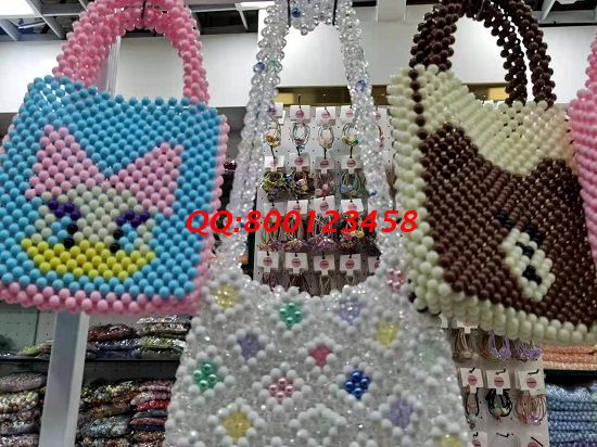 8月15日，加工材料一直，可以帶回家做的手工活，這個(gè)非遺傳統(tǒng)手工項(xiàng)目加工人員遍布各地，圖為勵(lì)志珠珠繡串珠珠包實(shí)拍