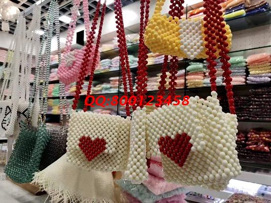 8月15日，加工材料一直，可以帶回家做的手工活，這個(gè)非遺傳統(tǒng)手工項(xiàng)目加工人員遍布各地，圖為勵(lì)志珠珠繡串珠珠包實(shí)拍