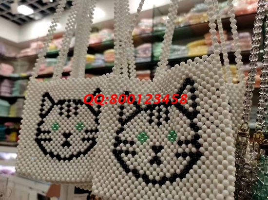 8月15日，加工材料一直，可以帶回家做的手工活，這個(gè)非遺傳統(tǒng)手工項(xiàng)目加工人員遍布各地，圖為勵(lì)志珠珠繡串珠珠包實(shí)拍