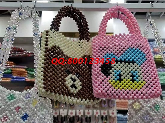 8月15日，加工材料一直，可以帶回家做的手工活，這個(gè)非遺傳統(tǒng)手工項(xiàng)目加工人員遍布各地，圖為勵(lì)志珠珠繡串珠珠包實(shí)拍