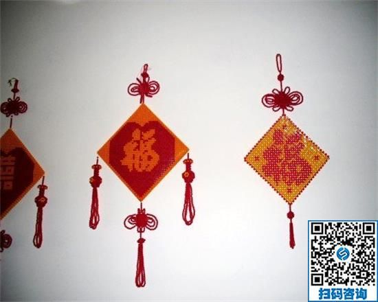 一邊聊天一邊做手工活掙錢(qián),農(nóng)村婦女的快樂(lè)生活(圖1)