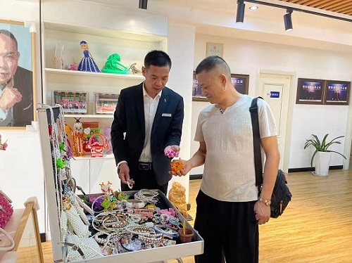 一次獎金100000元，做珠繡非遺手工，我驕傲！--- ---記湖南湘西代理周總在手工之家領取獎金