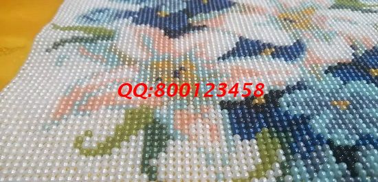 9月15日，前期培訓(xùn)到位，驗(yàn)收標(biāo)準(zhǔn)明確，手工之家這個(gè)拿回家做的手工活這樣保證產(chǎn)品合格，圖為勵(lì)志珠珠繡成品細(xì)節(jié)實(shí)拍