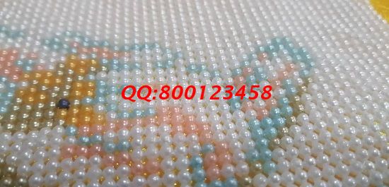 9月15日，前期培訓(xùn)到位，驗(yàn)收標(biāo)準(zhǔn)明確，手工之家這個(gè)拿回家做的手工活這樣保證產(chǎn)品合格，圖為勵(lì)志珠珠繡成品細(xì)節(jié)實(shí)拍