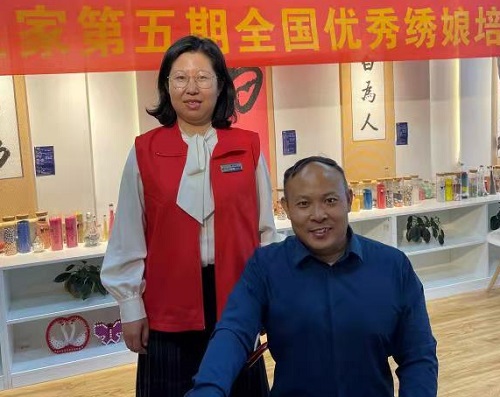 10月4日，拿回家做的手工活，珠繡串珠手工活代理加工項目的加工材料都有啥？看看就知道，圖為手工之家第五期優(yōu)秀繡娘培訓會剪影