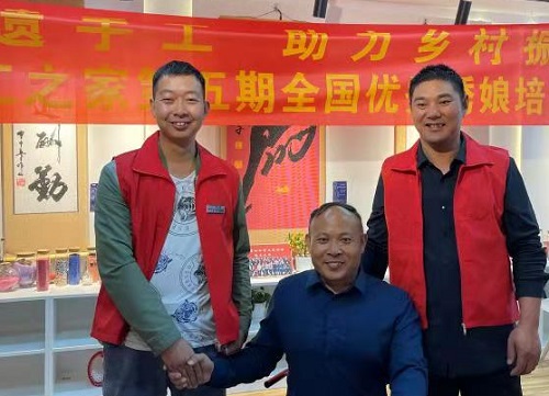 10月4日，拿回家做的手工活，珠繡串珠手工活代理加工項目的加工材料都有啥？看看就知道，圖為手工之家第五期優(yōu)秀繡娘培訓會剪影