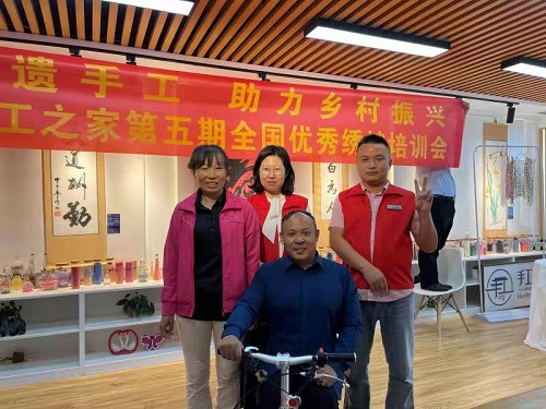 10月4日，拿回家做的手工活，珠繡串珠手工活代理加工項目的加工材料都有啥？看看就知道，圖為手工之家第五期優(yōu)秀繡娘培訓會剪影