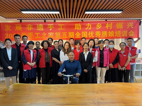 10月4日，拿回家做的手工活，珠繡串珠手工活代理加工項目的加工材料都有啥？看看就知道，圖為手工之家第五期優(yōu)秀繡娘培訓會剪影