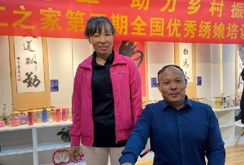 10月7日，正規(guī)可靠，拿回家做的手工活，可以寄到家做的手工活代理加工項目，就選這里，圖為手工之家優(yōu)秀繡娘培訓(xùn)會剪影