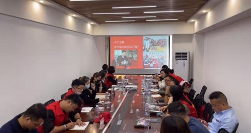 10月8日，重服務(wù)、講信譽(yù)，在家做手工活，可以帶回家做的手工活，大家都選這個(gè)十多年的老企業(yè)，圖為手工之家優(yōu)秀繡娘培訓(xùn)會(huì)剪影