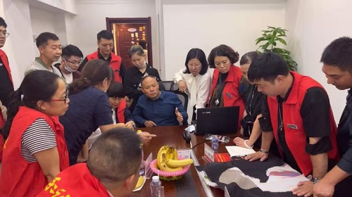 10月8日，重服務(wù)、講信譽(yù)，在家做手工活，可以帶回家做的手工活，大家都選這個(gè)十多年的老企業(yè)，圖為手工之家優(yōu)秀繡娘培訓(xùn)會(huì)剪影