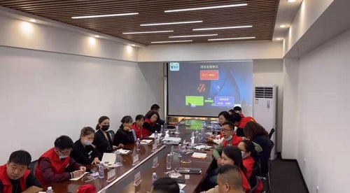 10月8日，重服務(wù)、講信譽(yù)，在家做手工活，可以帶回家做的手工活，大家都選這個(gè)十多年的老企業(yè)，圖為手工之家優(yōu)秀繡娘培訓(xùn)會(huì)剪影