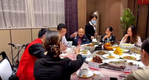 10月9日，實(shí)地考察，想接正規(guī)廠家的手工活，拿回家做的手工活就選非遺項(xiàng)目勵(lì)志珠珠繡，圖為手工之家第五期優(yōu)秀繡娘培訓(xùn)會(huì)接待剪影