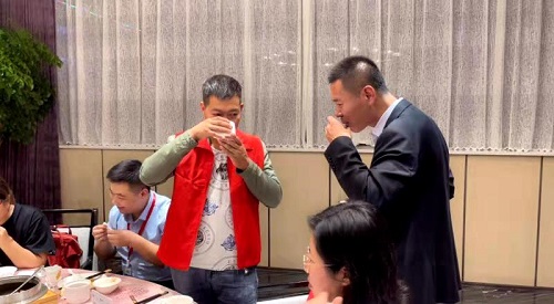 10月9日，實(shí)地考察，想接正規(guī)廠家的手工活，拿回家做的手工活就選非遺項(xiàng)目勵(lì)志珠珠繡，圖為手工之家第五期優(yōu)秀繡娘培訓(xùn)會(huì)接待剪影