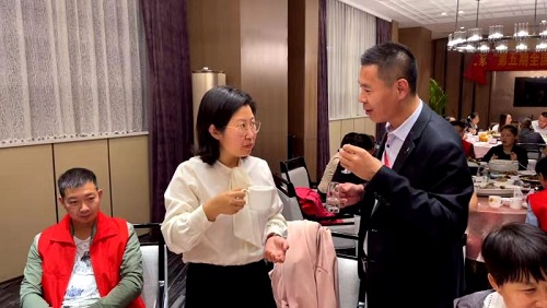 10月9日，實(shí)地考察，想接正規(guī)廠家的手工活，拿回家做的手工活就選非遺項(xiàng)目勵(lì)志珠珠繡，圖為手工之家第五期優(yōu)秀繡娘培訓(xùn)會(huì)接待剪影