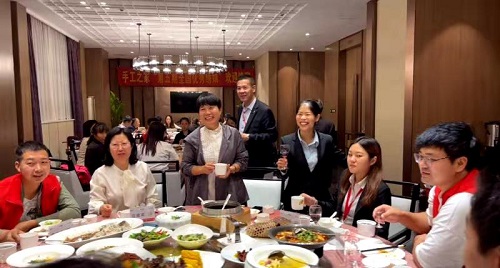 10月9日，實(shí)地考察，想接正規(guī)廠家的手工活，拿回家做的手工活就選非遺項(xiàng)目勵(lì)志珠珠繡，圖為手工之家第五期優(yōu)秀繡娘培訓(xùn)會(huì)接待剪影