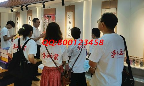 10月11日，想接正規(guī)廠家的手工活，找拿回家做的手工活，看好這兩點，可以放心選擇了，圖為手工之家優(yōu)秀繡娘往期培訓(xùn)會剪影