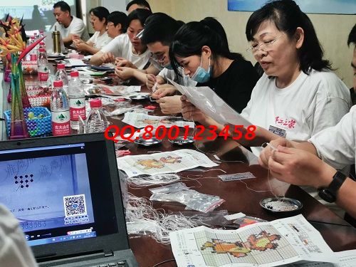 10月11日，想接正規(guī)廠家的手工活，找拿回家做的手工活，看好這兩點，可以放心選擇了，圖為手工之家優(yōu)秀繡娘往期培訓(xùn)會剪影