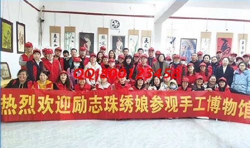 10月12日，簡單好做，珠繡可以寄到家做的手工活對(duì)加工人員有什么要求？ 圖為手工之家優(yōu)秀繡娘培訓(xùn)會(huì)剪影