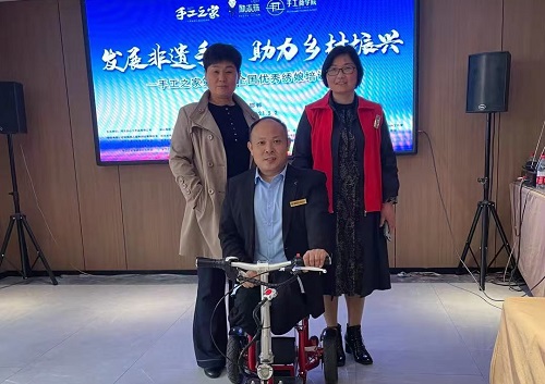 10月14日，手工活拿回家做，想接正規(guī)廠家的手工活，選擇非遺項目勵志珠珠繡的人很多，圖為手工之家歷次優(yōu)秀繡娘培訓會部分參訓人員與郝總合影