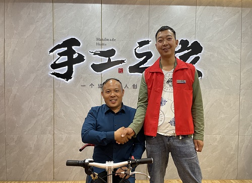 10月14日，手工活拿回家做，想接正規(guī)廠家的手工活，選擇非遺項目勵志珠珠繡的人很多，圖為手工之家歷次優(yōu)秀繡娘培訓會部分參訓人員與郝總合影