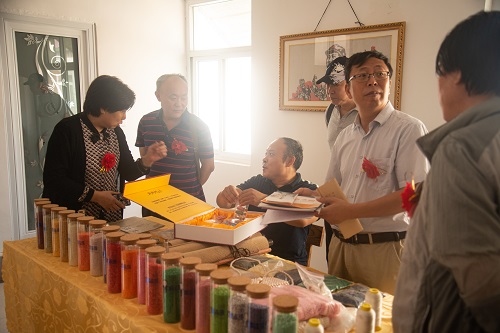 10月29日，拿回家做的手工活，想接正規(guī)企業(yè)的手工活，實地考察重不重要？圖為手工之家創(chuàng)始人參加一些活動的剪影