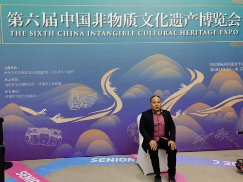 10月29日，拿回家做的手工活，想接正規(guī)企業(yè)的手工活，實地考察重不重要？圖為手工之家創(chuàng)始人參加一些活動的剪影