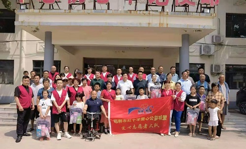 10月29日，拿回家做的手工活，想接正規(guī)企業(yè)的手工活，實地考察重不重要？圖為手工之家創(chuàng)始人參加一些活動的剪影