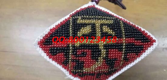 11月10日，想做手工活掙錢，正規(guī)手工活外發(fā)加工項(xiàng)目可以自己做，也可以代理加工，圖為勵(lì)志珠珠繡小飾品成品實(shí)拍