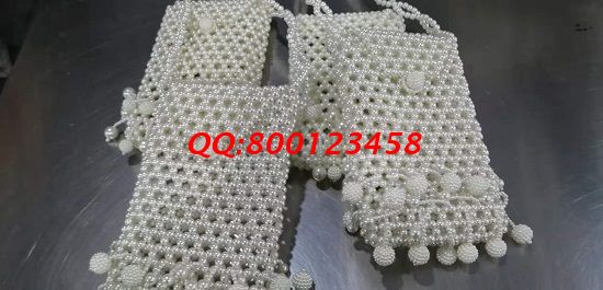 11月12日，多發(fā)材料，拿回家做的手工活，這個(gè)手工活外發(fā)加工企業(yè)一直這樣做，圖為勵(lì)志珠珠繡手工珠包成品實(shí)拍