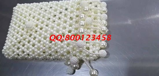 11月12日，多發(fā)材料，拿回家做的手工活，這個(gè)手工活外發(fā)加工企業(yè)一直這樣做，圖為勵(lì)志珠珠繡手工珠包成品實(shí)拍