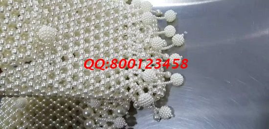 11月12日，多發(fā)材料，拿回家做的手工活，這個(gè)手工活外發(fā)加工企業(yè)一直這樣做，圖為勵(lì)志珠珠繡手工珠包成品實(shí)拍