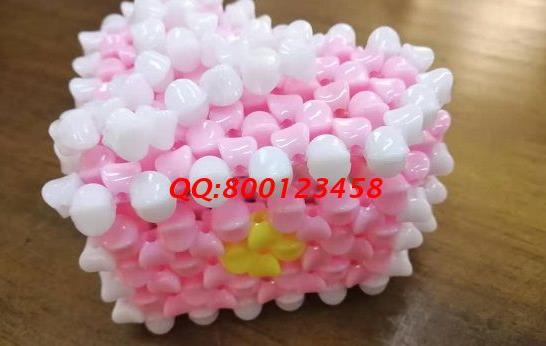 1月4日，想接正規(guī)廠家的手工活，做手工之家的珠繡串珠外發(fā)手工活，要對這里的產(chǎn)品了解，圖為勵志珠珠繡串珠產(chǎn)品實拍