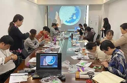 與女兒一起做手工，幸福從來都是奮斗來的------記手工之家加工補(bǔ)貼政策之優(yōu)秀合作伙伴方先生