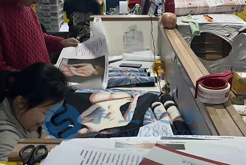 2月26日，在家做手工活靠譜，創(chuàng)意珠繡串珠手工活外發(fā)加工項目就來十多年的手工企業(yè)，圖為手工之家倉儲部日常工作剪影