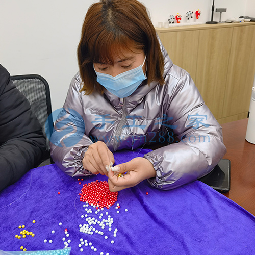 3月2日，帶回家做的手工活，珠繡串珠代加工手工活是手工之家外發(fā)加工的手工活項目，圖為加工人員來手工之家現(xiàn)場學(xué)習(xí)手工技能剪影