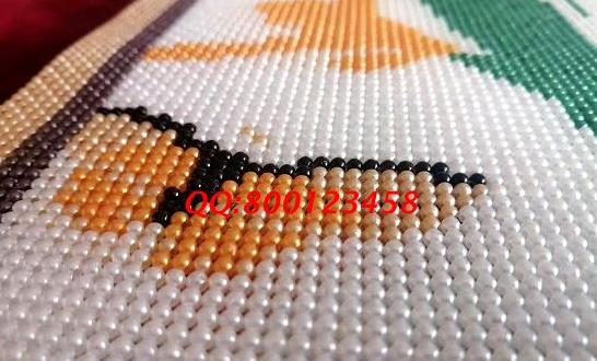 3月4日，想找手工活外發(fā)加工，把手工活拿回來做，選擇手工之家，就要行動、就要好好做，圖為勵志珠珠繡成品細(xì)節(jié)實拍