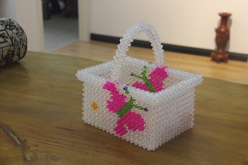 3月12日，穩(wěn)定可靠的手工活加工項目，正規(guī)外發(fā)手工活，選擇十多年的手工企業(yè)手工之家，圖為勵志珠珠繡串珠成品實拍