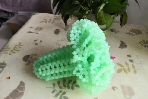 3月12日，穩(wěn)定可靠的手工活加工項目，正規(guī)外發(fā)手工活，選擇十多年的手工企業(yè)手工之家，圖為勵志珠珠繡串珠成品實拍